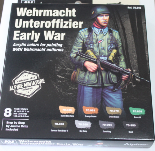 Figure Color Series+Alpine Miniature Wehrmacht Unteroffizier (8x17ml)GP1ltr150,37€)